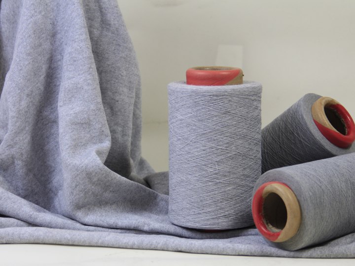Fil mélangé PES/coton sur bobine et tissu tricoté à partir de celui-ci